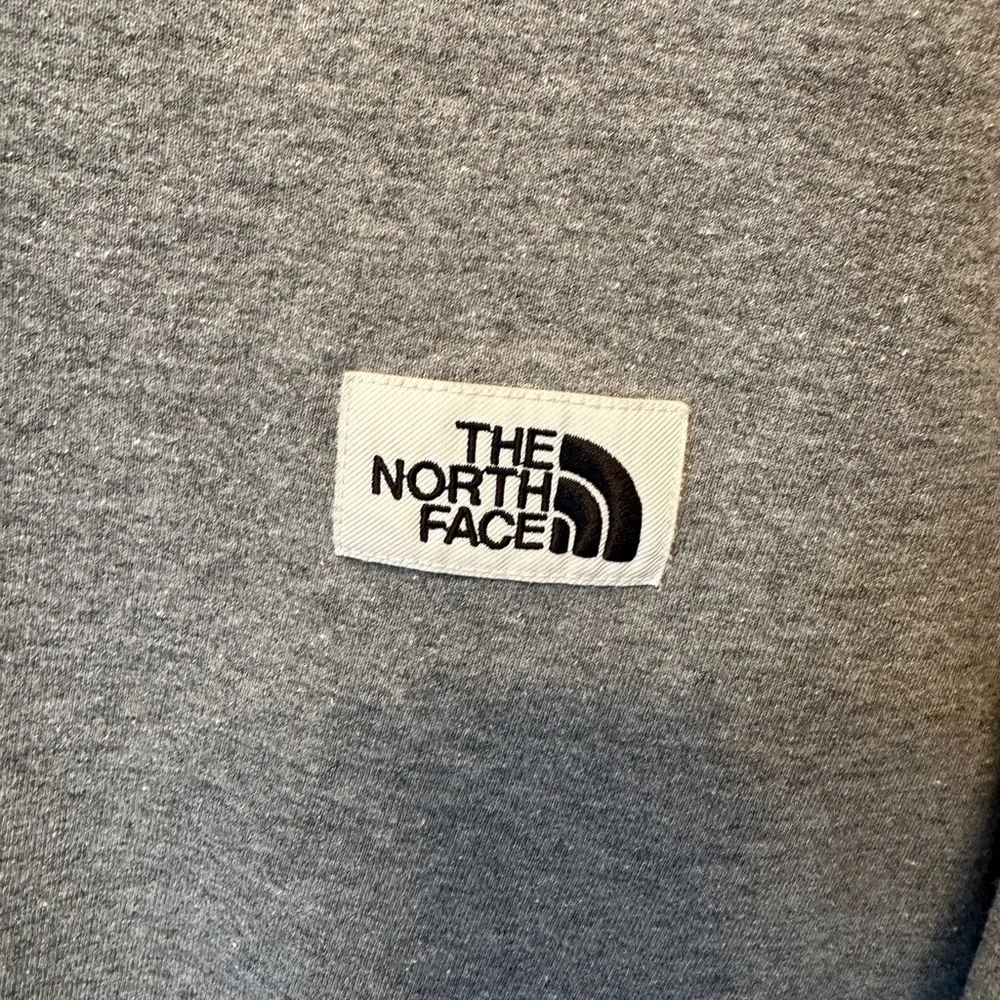 The North Face Men’s Size XS Heritage Patch Crew Sweatshirt Gray Pullover Fleece